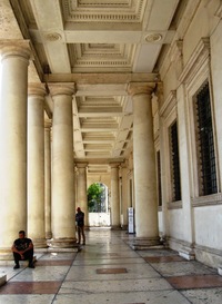 s velkolepým až slavnostním loubím