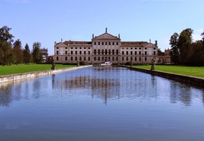 zrcadlícímu se ve vodě umělého kanálu