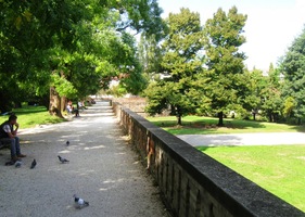 který je už za branami starého města