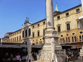 Pořádají se zde každodenní trhy