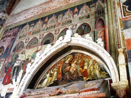 Fresková výzdoba je z 15. st.