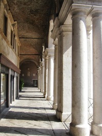 a jeho sloupoví prostupuje všemi patry budovy