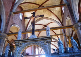 Pod klenbou chrámu a svatým křížem