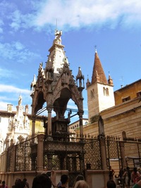 Toto jsou okázalé náhrobky rodiny Scaligeriů,