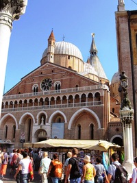 a v tlačenici před chrámem