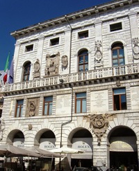 a budov slavné prastaré univerzity