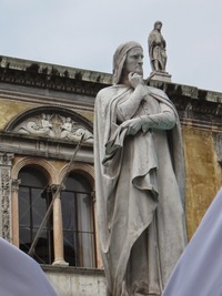 Nazýváno je i Dantovo podle centrální sochy