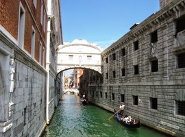 míjíte vlevo známý Most vzdechů,