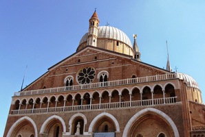 s hrobem sv. Antonína Paduánského