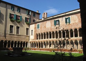 do rozlehlého rajského dvora