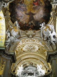 oltář, klenba nad ním