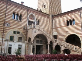 s velkým arkádovým nádvořím