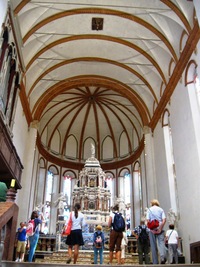 s ostatky patrona města, uloženými v kryptě