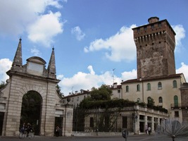 z něhož zbyla jen věž a brána