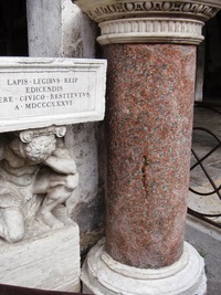 a zajímavě řešeným pranýřem