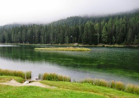 leží vysoko v horách