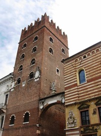 Stejně mohutný je i soudní palác