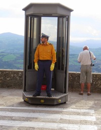 střeženou "početnou" vartou,