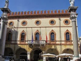 před budovou radnice