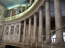 Vcházíme do divadla Teatro Olimpico,