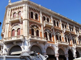 došli na náměstí Piazza delle Erbe