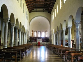 Je románský a nejstarší ve městě