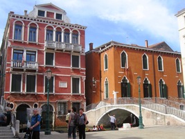 a co chvíli přecházíme po můstcích