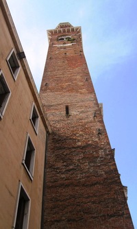 a dominantní věž Torre Bisara z 12. st.