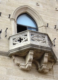 Že by balkónek pro prezidentské proslovy?