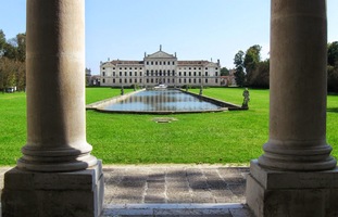 protilehlé "vile", nebo přesněji "zámku"