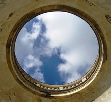 plné parkových staveb,