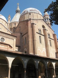 z nichž byly rozmanité pohledy na chrám samotný