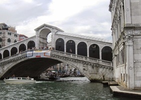Vystupujeme u slavného mostu Rialto
