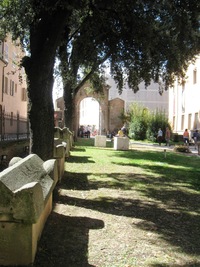 Při východu z klášterního dvora