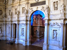 Má prvky antického divadla,