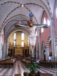 působí interiér chrámu až mysticky