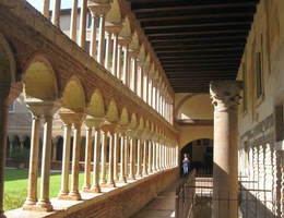 s antickým sloupem ve středověkých ambitech