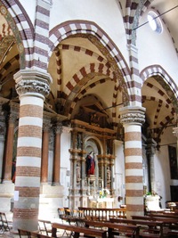 kde stojí nenápadný kostelík