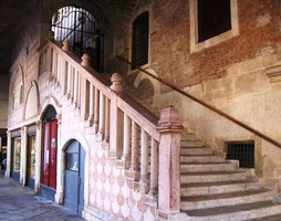 se schodišti ukrytými v podloubí