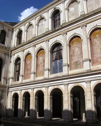 Projděme rozlehlým nádvořím