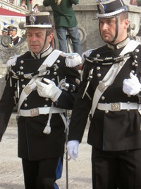 se koná s nezbytnou pompou