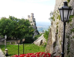 Hradní opevnění je i zde masivní,