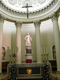 s moderním oltářem,