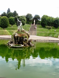 Jsou tu jezírka, kašny i fontány,