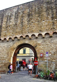 U brány San Miniato na úpatí kopce