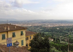 a pak se vrátili do vzdáleného města pod námi