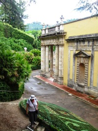 temno, pusto a ponuro