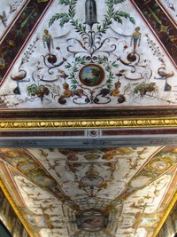 s filigránskou výzdobou