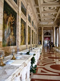 s vyšňořenými stropy i podlahami