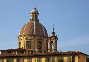 Kupole kostelů vyčnívají nad zástavbou